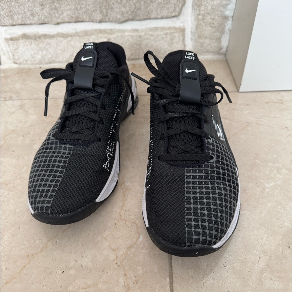 Nike Black and Gray Athletic Shoes - Picture 2 of 7